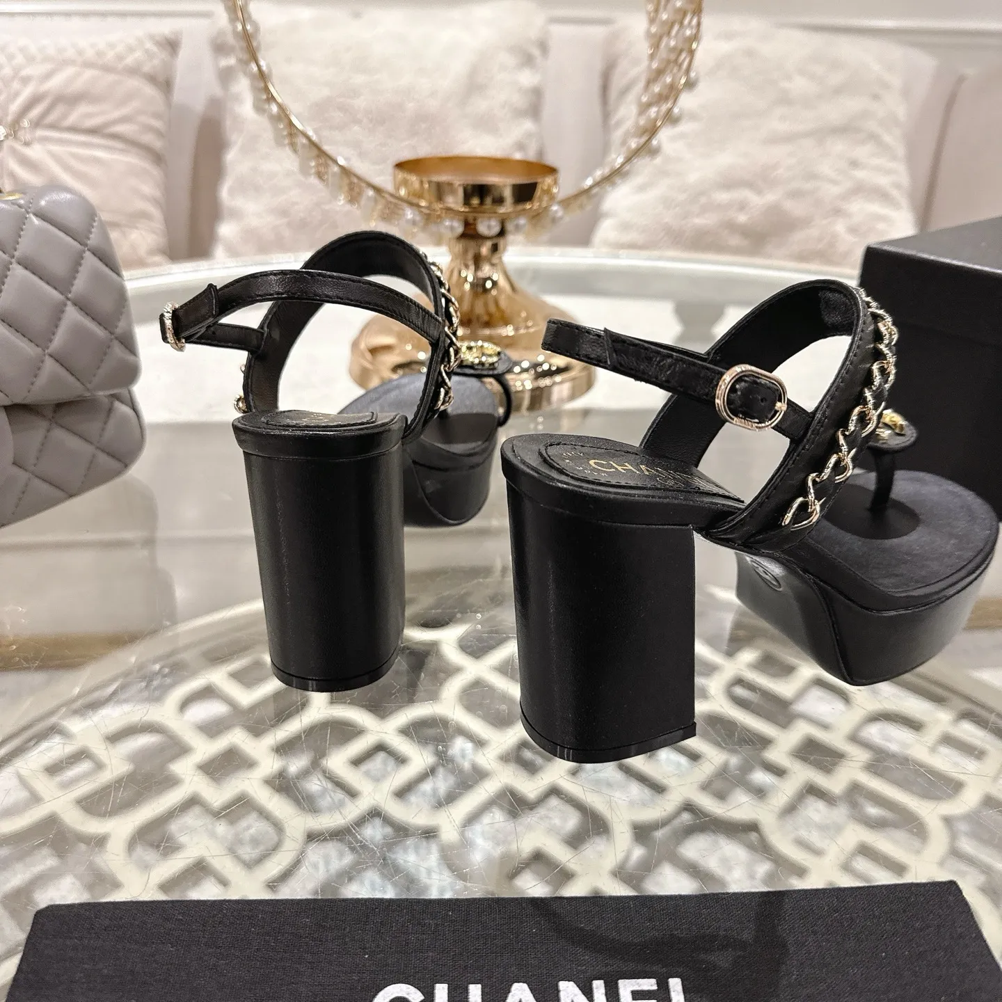 👟👟Ex-factory price 560👟👟Chanel Xiaoxiang 2025ss spring and summer latest high-heeled bucket catwalk fashion chain decoration top quality! Accurate to 1:1, light luxury without tiring the feet, the upper feet can be matched with spring and summer clothes at will, highlighting the texture and taste, simple yet luxurious appearance, even if it is just a pair of sandals, it is definitely a must-have pair in the summer shoe cabinet. Upper: imported lambskin. Lining: imported sheepskin lining. Outsole: Italian leather outsole. Heel height: 10.5cm. Size: 35-40 (40.41.42 custom-made, non-returnable)
